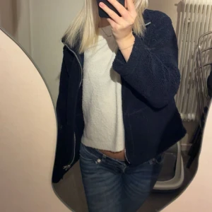 Mörkblå teddyjacka - Säljer en mörkblå teddyjacka från lager157s barnavdelning i storlek 150! Köpt dehär året så bara använt några gånger. Säljer för att jag ångrat mig och nu skulle vilja ha en svart 😅 inga skador! 