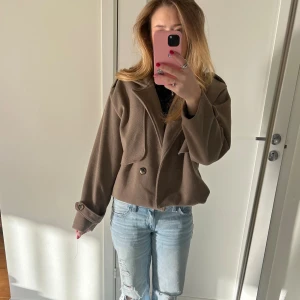 Jacka - Brun begige trenchcoat i ett tjockare material. Tillverkad i Italien så snygg nu till hösten. 