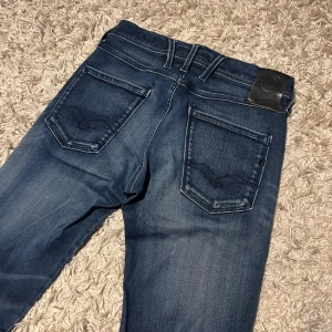 Replay anbass hyperflex jeans slim fit herr w28  - Replay anbass hyperflex jeans i slim passform. Mycket bra skick, inga märkvärdiga defekter. Storlek W28. Skön wash på dessa , postas samma dag som köp eller dagen därpå🙌💯