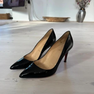 Svarta Louboutin pumps med klack - Christian Louboutin klackar, modell so kate, 7 cm (70 mm) klack. Köpta i butiken i Köpenhamn. 