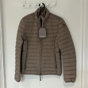 Parajumpers jacka - Helt ny parajumper med prislapp kvar. Snygg och varm.