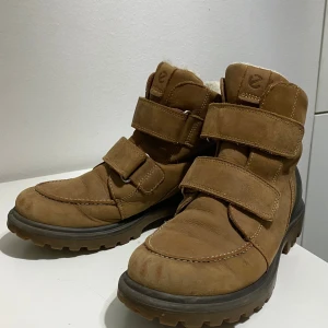 Skor - Ett par skor som passar bra nu till vintern/hösten men som ni ser på bilden har den bara lite fläckar som inte stans kanske mycket! 💕