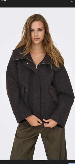 SÖKER! Mörkbrun jacka  - SÖKER denna mörkbruna jacka från only. Storlek S!! Tveka inte, hör av er!