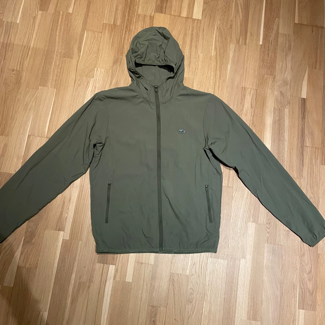 Olivgrön vindjacka från Lacoste