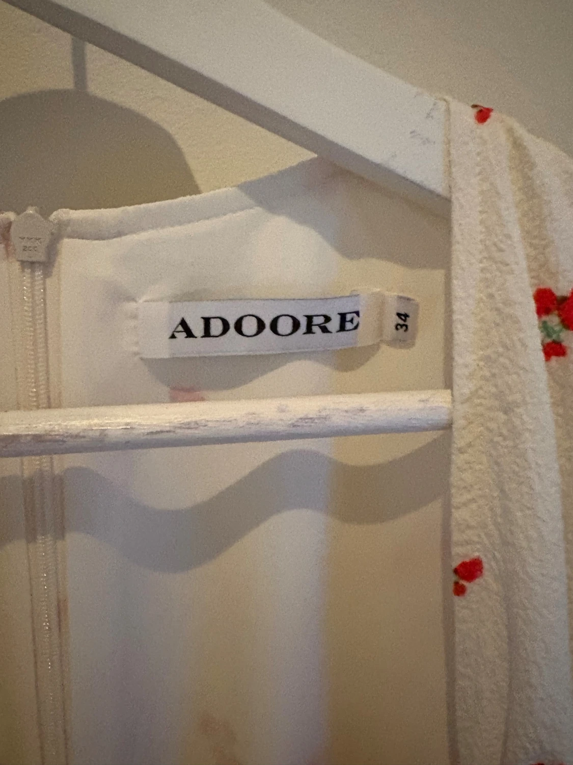 Vit långklänning med blommor från Adoore - 2