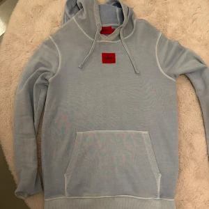 Ljusblå dress från Hugo - Snygg ljusblå hoodie från Hugo i skönt material. Storlek S