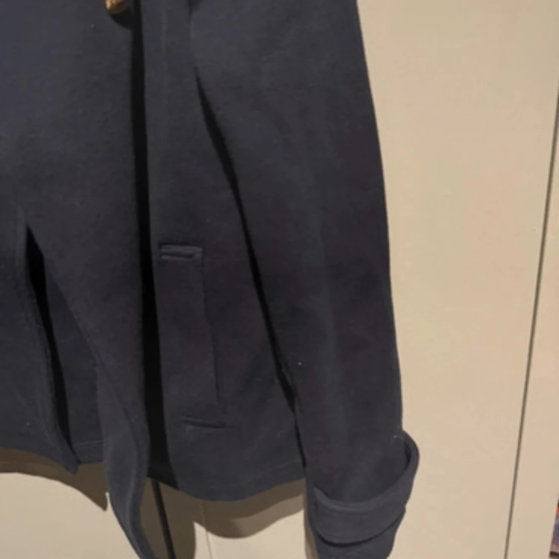 Mörkblå skepparkavaj med guldknappar - 4