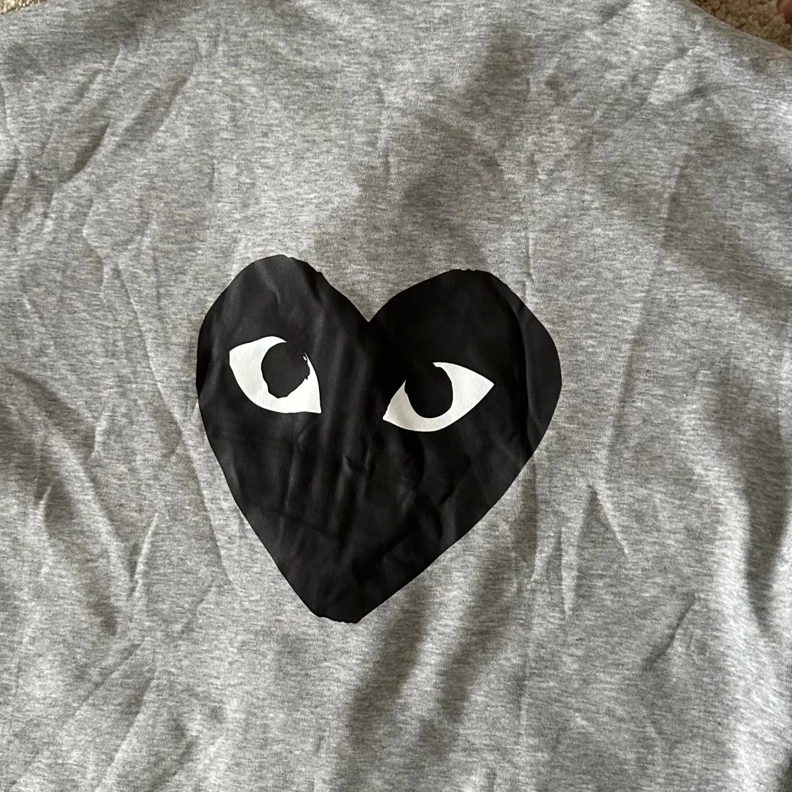 Grå hoodie från Comme des Garçons Play - 3