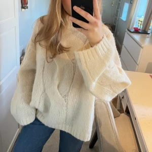 Stickad mohair tröja Arket - Stickad mohair tröja från Arket i strl M