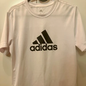 Adidas t-shirt lose fit. I Storlek-L/passar mer som M/S - Ny t-shirt från Adidas med klassisk Logo. (Äkta)! Storlek L-M-S lose fit men inte överdrivet stor, haft på mig 1 gång.