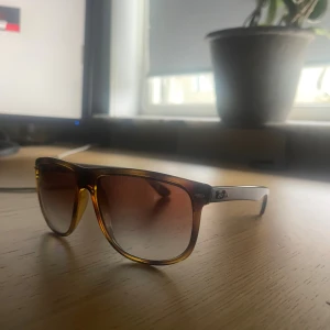 Ray-Ban boyfriend solglasögon - Snygga Ray-Ban boyfriend solglasögon med brun transparent båge och tonade bruna glas. Haft dem under sommaren och fins inga defekter. Storleken är 56-15