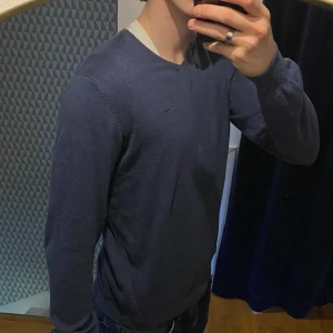 Marinblå hampton republic tröja    - Marinblå hampton republic tröja, V-ringad. 