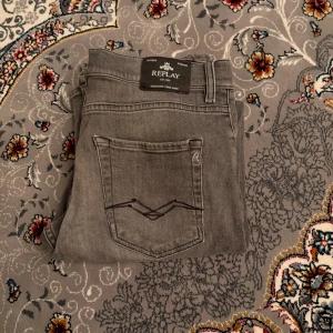 Replay Jeans thad - Säljer ett par replay jeans i mycketbra kondition. Passar dig som är ungefär 160-170cm lång. W27 L30. Relaxed fit.