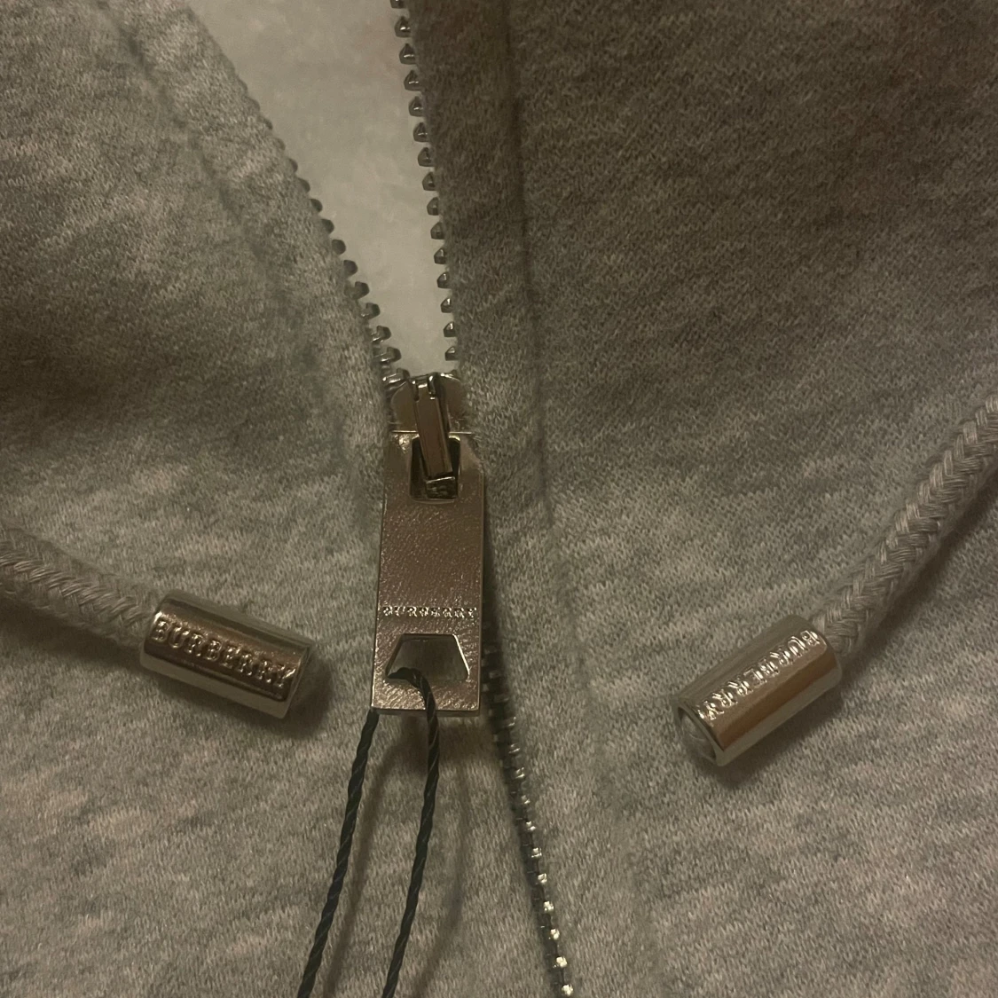 Grå hoodie från Burberry med dragkedja - 1