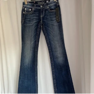 Miss Me jeans - jättefina lågmidjade, bootcut miss me jeans som inte har några defekter, säljer då de ej kommer till användning längre💕jeansen har ej kvar prislappen längre!