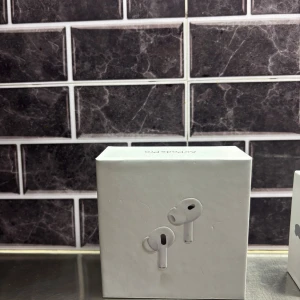 AirPods Pro (2nd generation)  - Nya Apple AirPods Pro (2nd generation) med MagSafe-laddningsetui (USB-C). Oöppnad originalförpackning. Aktiv brusreducering. Perfekt för både musik och samtal.