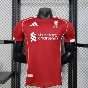 Liverpool röd fotbollströja Adidas - Säljer en röd Liverpool fotbollströja från Adidas med vita detaljer och klubbmärke på bröstet. Tröjan har korta ärmar, rund hals och är tillverkad i lätt, ventilerande material. Perfekt för dig som vill representera LFC på match eller träning.