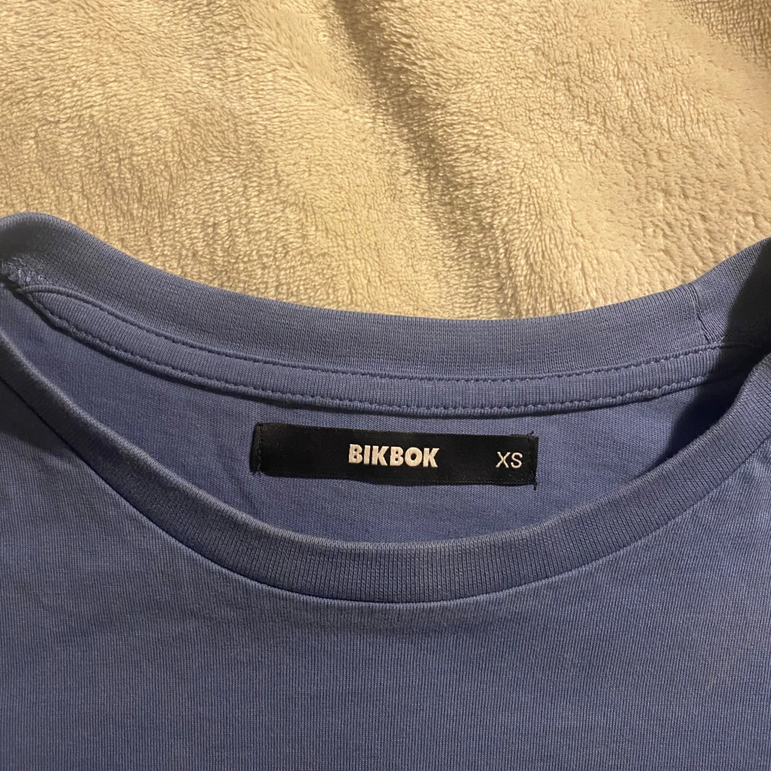 Blå basic t-shirt  - 2