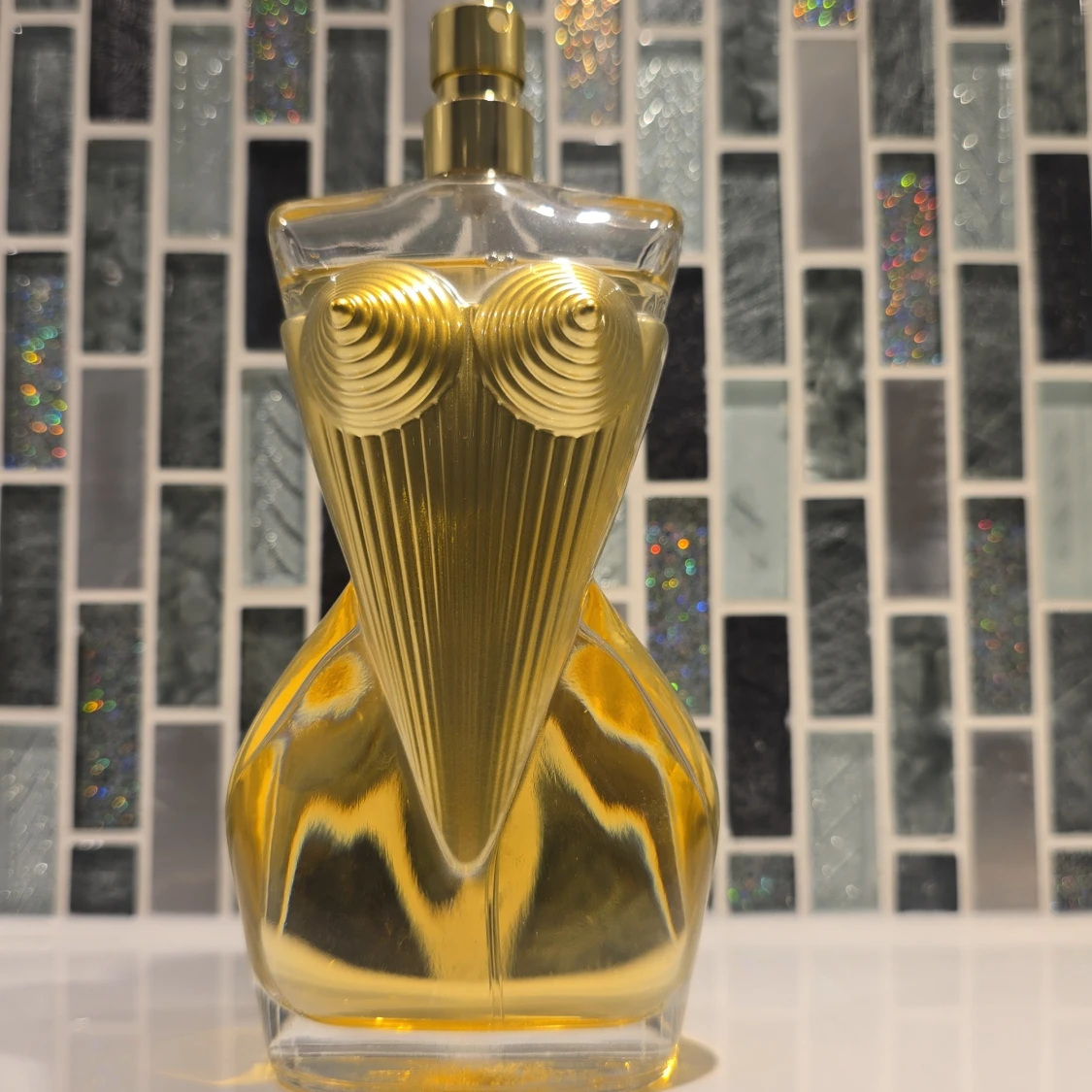Ikonisk parfymflaska i guld