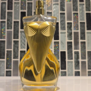 Ikonisk parfymflaska i guld - En unik och ikonisk parfymflaska från Jean Paul Gaultier, formad som en byst med guldiga detaljer. Volymen är 100 ml. Tillverkad i Frankrike. Perfekt för dig som vill sticka ut med din stil.