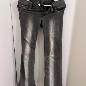 Grå bootcut jeans från Cheap Monday - Säljer dessa Cheap Monday jeans då de inte satt på mig som jag ville. Super bekväma byxor i storlek 28/30. De har en liten liten fläck längst ner på byxorna men det är inget som syns och det ska gå bort i tvätten. Lappen där bak är bortklippt men inget som man tänker på.