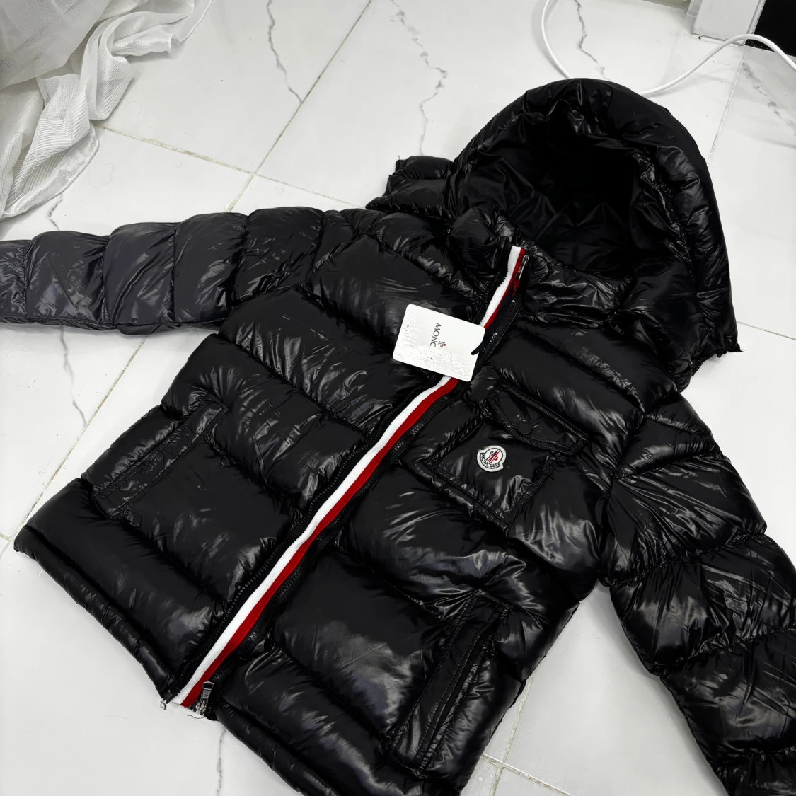 Svart Moncler pufferjacka med huva