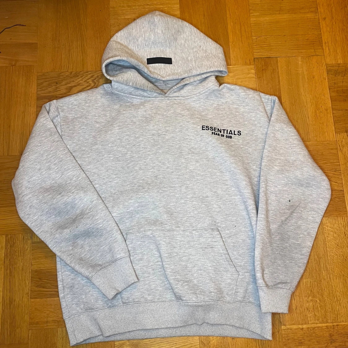 Grå Essentials Fear of God hoodie 