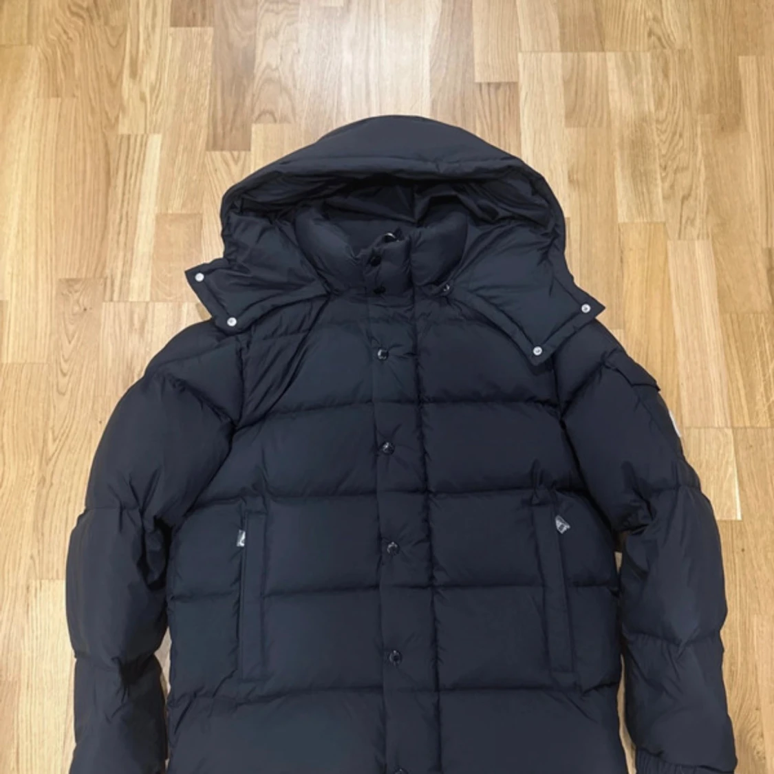 Svart Moncler pufferjacka med huva - 2