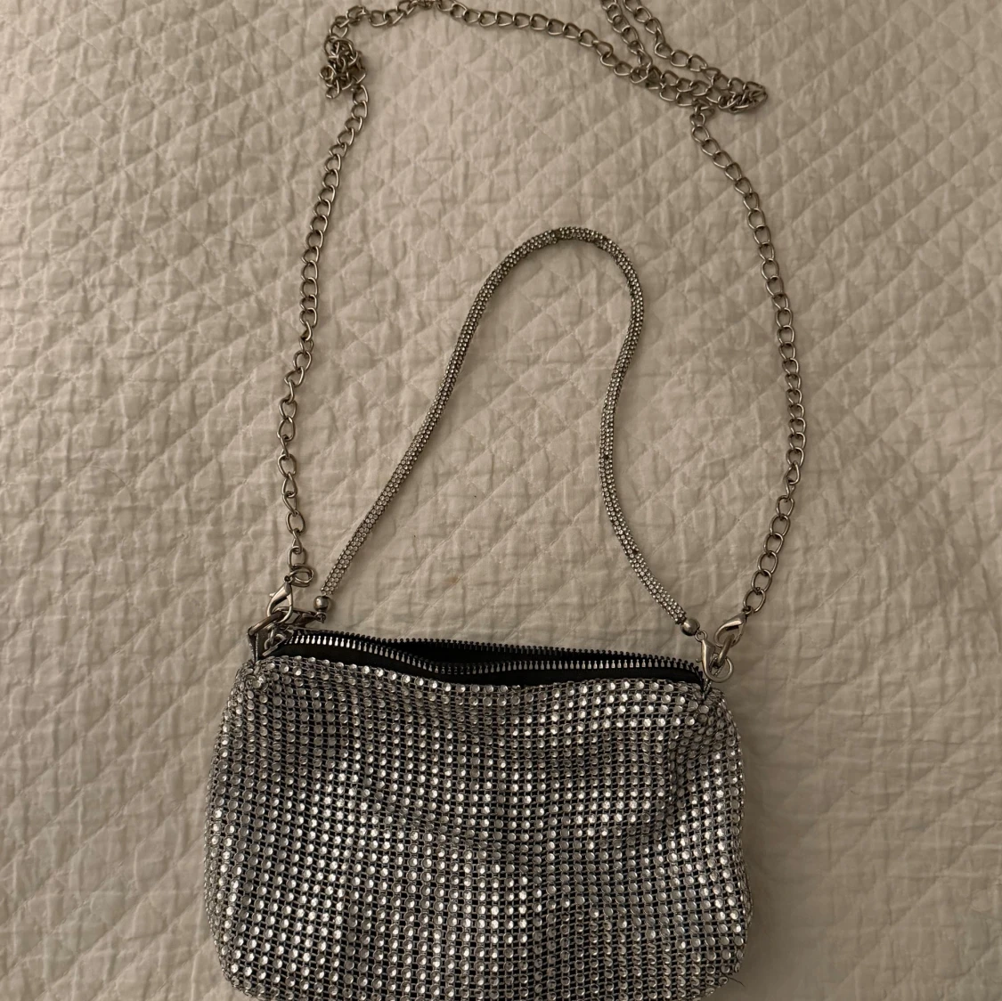 Glittrig silver väska