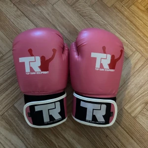 Rosa boxningshandskar  - Säljer ett par rosa boxningshandskar som är helt oanvända