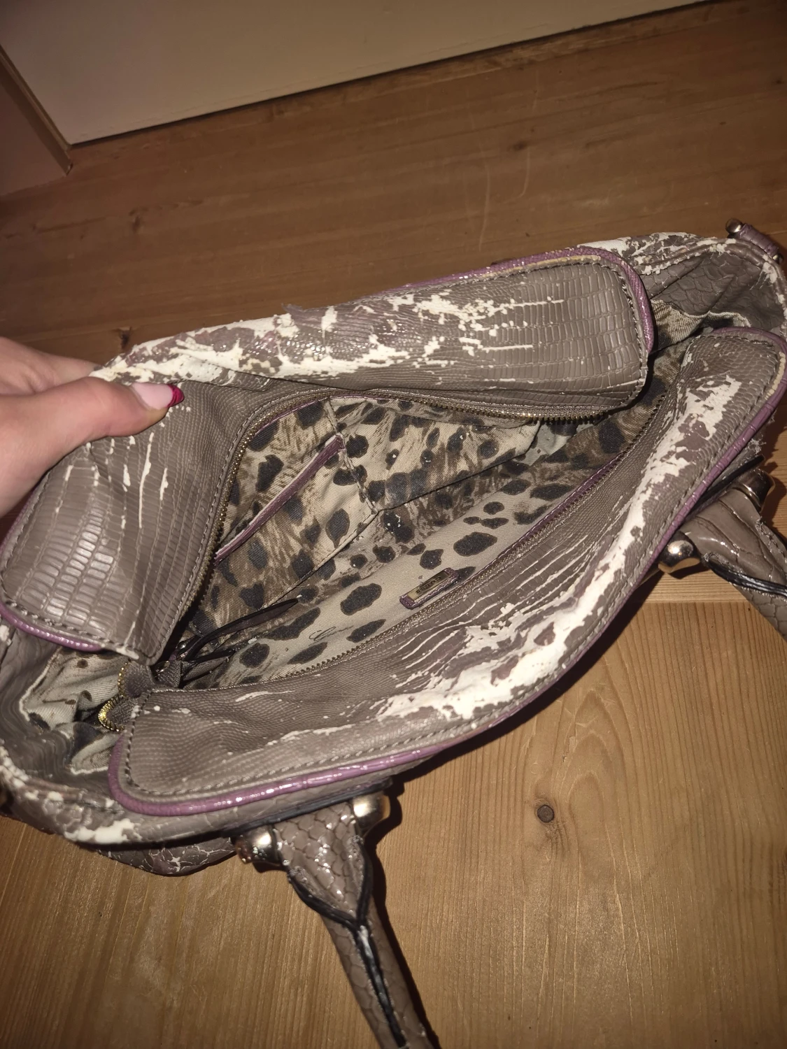 Guess handväska i grått med lila detaljer - 4