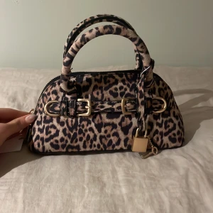Bershka leopard väska - En jättesnygg väska som är köpt i italien, märket bershka 🐆🐆                                                                               Den kostade 22 euro i nypris (ca 220 kr).                                                                       Har aldrig använt den! Det kommer med ett extra axelband som man kan sätta på, se                                                  sista bilden❣️❤️