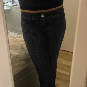 Mörkblå bootcut jeans med fickor - Säljer dessa snygga mörkblå byxor ifrån Gina💙. Dem är lågmidjade o sitter jättebra runt midjan. Dock för korta därför jag säljer dem. Pris kan diskuteras
