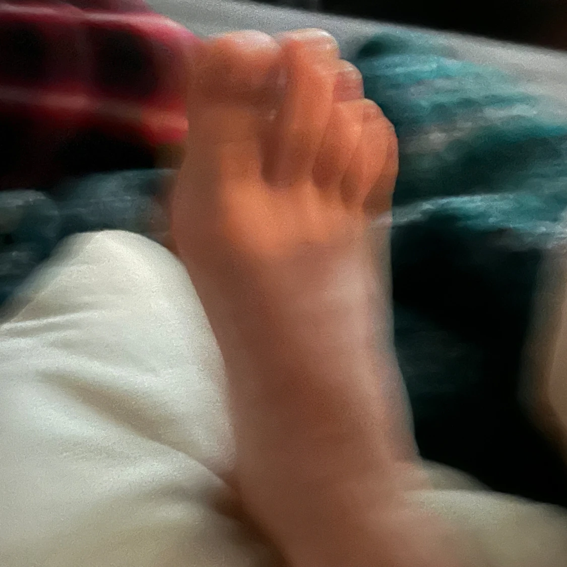 Stickade mörkgröna strumpor med hålmönster - 2