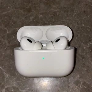 AirPods Pro (2nd generation) MagSafe USB-C - Säljer oanvända AirPods Pro (2nd gen) med MagSafe-laddningsetui (USB-C). Hörlurarna är i mycket gott skick, levereras med originalförpackning. Aktiv brusreducering, transparensläge och lång batteritid. Inga synliga defekter eller slitage. Perfekt för musik, samtal och träning. Pris kan diskuteras