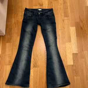 Low waist Bootcut jeans från Gina Tricot, blå - Jeansen är lågmidjade och i stretchiga material så de passar många kroppsformer!! De är aldrig andvönda då de inte är min stil så de är i jätte bra skick!!❤️ det går alltid att förhandla priset!