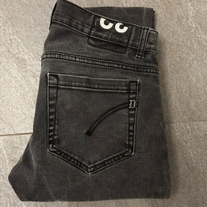 Dondup George  - Tja, säljer ett par riktigt feta DonDup George. Storlek 32 och modellen är 185. Nypris ~ 4000kr, mitt pris - 799kr!