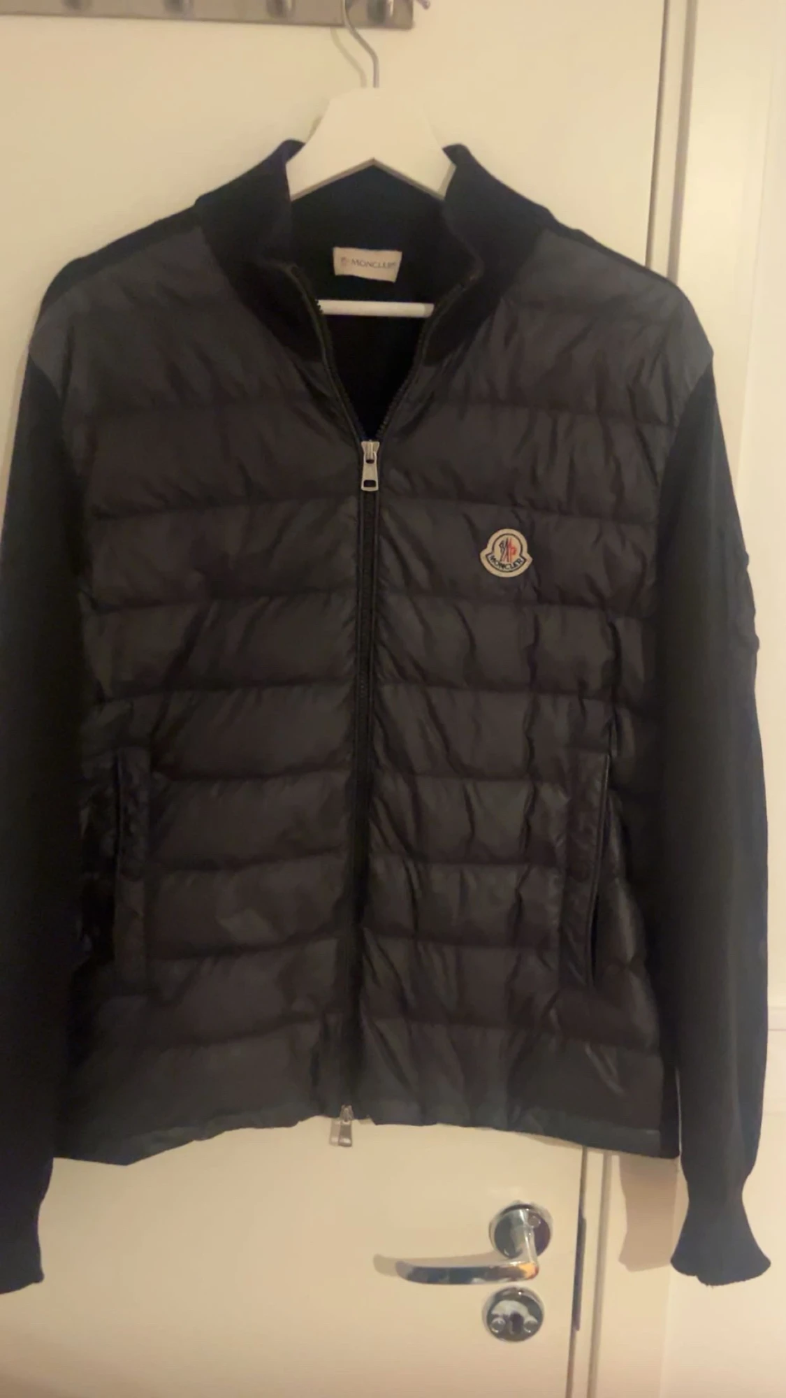 Svart Moncler pufferjacka med stickade ärmar