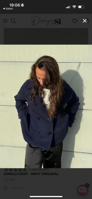 Mörkblå kappa  - Marinblå kappa. Använd fåtal gånger. Inga defekter så som hål eller fläckar. Kan skicka bild på kappan om det önskas ❤️storlek xs/s. Köpt för 757