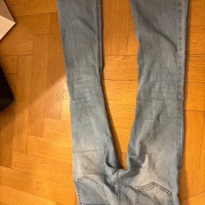 Diesel ljusblå jeans med bootcutfit - Säljer ett par ljusblå jeans från Diesel som är köpta ifrån kidsbrandstore. Orginalpriset var ungefär 700kr