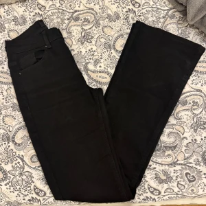 Only svarta bootcut jeans - Köpa från Only i våras, men är endast använda två gånger. De är i storlek S/32, och har en mid midja. Jag är 163 cm och jeansen når ner till marken på mig. Hör gärna av dig vid frågor🤎
