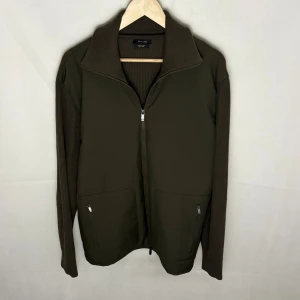 Massimo dutti cardigan  - Modellen är 185. Storlek xl passar L