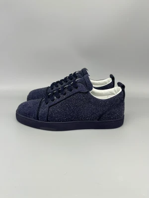 Christian Louboutin Louis Junior Glitter Sneaker Navy - • The shoes have been worn 2–3 times and are in like-new condition  • Size: 43.5 (fits 44–44.5)  • Color: Navy  • Retail price: 9500 SEK / 795€ (very rare colorway)  • No accessories
