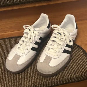Adidas Samba - Säljer då dem inte kommit till användning och passar inte. Aldrig använda men där är en fläck på ena skon, syns inte jättemycket men vet inte var den kommer ifrån då dem endast är testade!