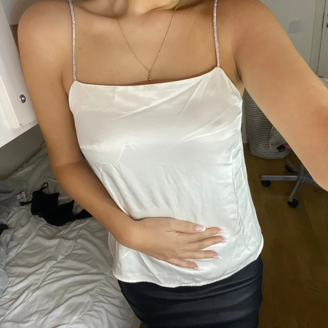 Vit satin linnetopp med smala axelband - 2