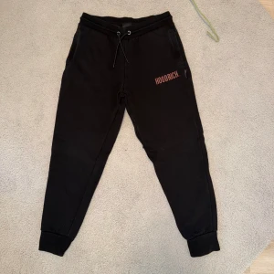 Svart byxor från hoodrich  - Superfina svarta Hoodrich joggers – stilrena, trendiga och sjukt bekväma! Dessa joggers är perfekta både till vardags och för en mer street-inspirerad outfit. Mjukt och skönt material, snygg passform och klassiska detaljer som resår i midjan med dragsko, fickor och ribbade benslut. Rött HOODRICH-tryck på låret ger en clean men lyxig look. Perfekta om du vill ha något som både är bekvämt och ser bra ut.Aktiv 24/7✅ Skickas inom 24h📦🚚 Kan gå ner i hugget 😃✅ Hör av er via frågor⁉️