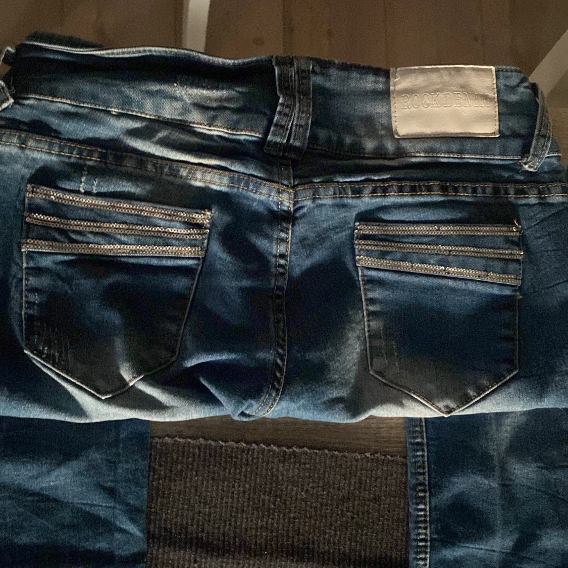 Blå slitna jeans från ROCK DENIM - 1