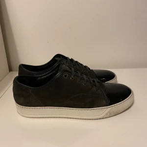Bruna lanvin cap toe - Säljer nu dessa Bruna lanvin cap toe i uk 10 som motsvarar 44-45, skorna är i mycket bra skick ifrån en liten defekt, skriv för fler bilder/fråger🙌🏼