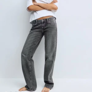 Scandi low straight jeans  - Lågmidjade straight jeans. Modellen heter Scandi Low Straight Jeans från Gina Tricot. De är helt oanvända, och kvar i påsen paketet kom i. Inte ens prövade en gång. Säljer pga fel storlek och det gick inte att returnera 💗