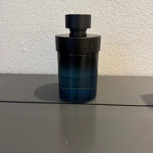 Halloween man X - Halloween man X är en varm, modern och maskulin doft med toner av kaffe, whisky, kardemumma och läder. Perfekt för både vardag och kväll. Söt, mörk och riktigt beroendeframkallande. Finns som tester i 2 ml, 5 ml och 10 ml. 25kr för 2 ml, 50kr för 5 ml och 120kr för 10 ml